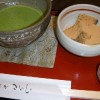 Maccha in traditioneller Form mit Suessigkeiten