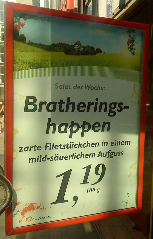 Werbeplakat eines Fleischers mit dem Salat der Woche „Bratheringshappen“